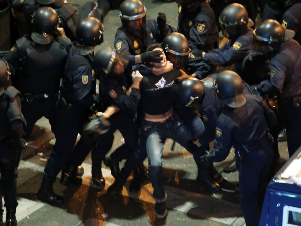 cien_polic_as_contra_uno