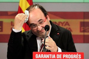 Barcelona ,28.11.2010 Noche electoral - autonomicas catalanes en la sede del PSC. Miquel Iceta se limpia los restos de un huevo lanzado por un personaje que le gritó "rojo de mierda" "viva españa" en la primera comparecencia de la noche © Marcel.lí Sàenz