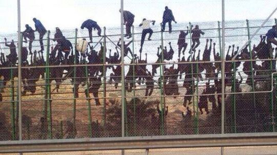 Inmigrantes-intentan-saltar-valla-Melilla_EDIIMA20140318_0691_17