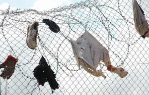 Ropa-ensangrentada-valla-Melilla
